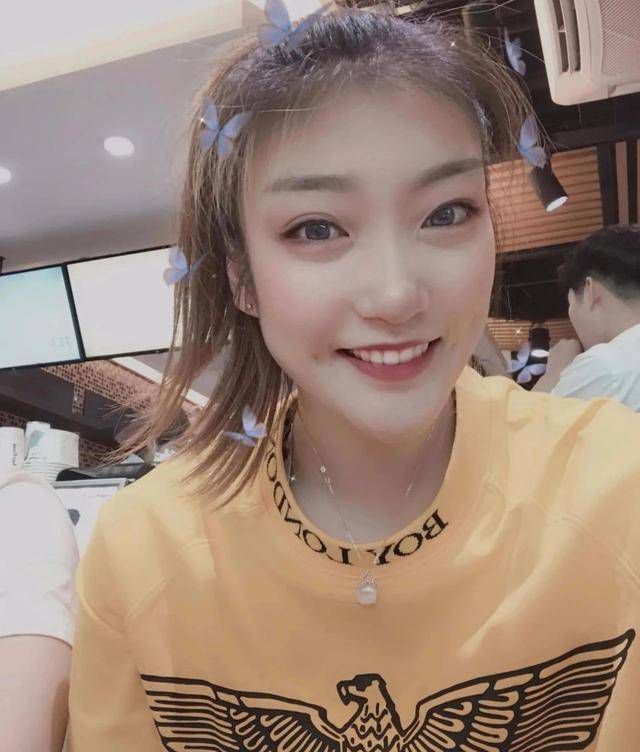 骆风棠的目光从杨若晴的背影上收了回来。